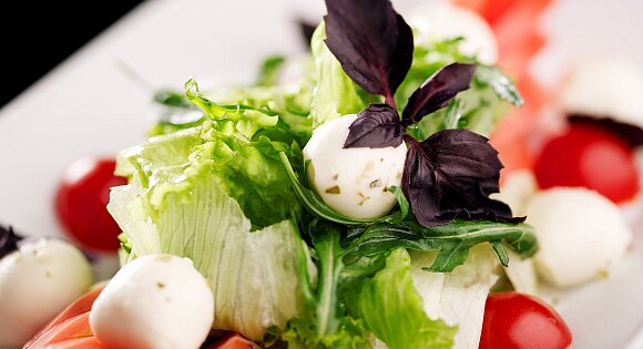Приготовьте лёгкий салат по рецепту Herbalife Nutrition